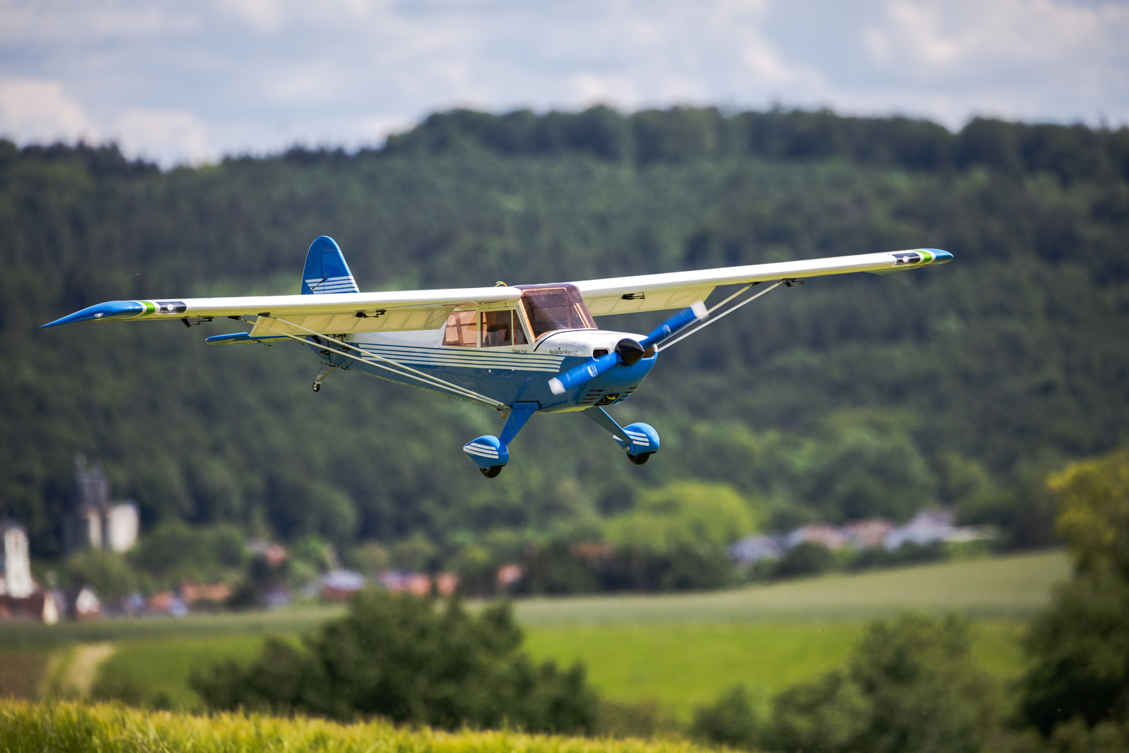 Durch die kurze Belichtungszeit wird die Bewegung des Modells eingefroren.